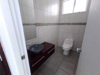 Se alquila hermoso apartamento dúplex en Escazú. 22-1389