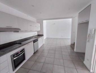 Se alquila hermoso apartamento dúplex en Escazú. 22-1389