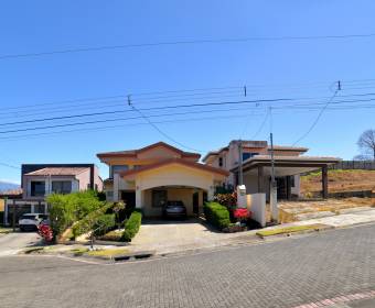 Hermosa casa de 2 plantas en condominio en La Guacima.