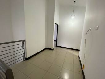 Se alquila casa semi amoblada en condominio con muchas amenidades22-1705