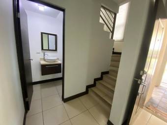 Se alquila casa semi amoblada en condominio con muchas amenidades22-1705