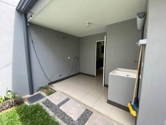 Se alquila casa semi amoblada en condominio con muchas amenidades22-1705