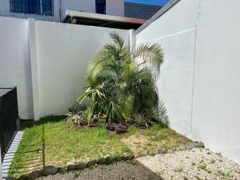 se vende casa espaciosa en lagunilla Heredia 22-1438