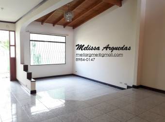 OPORTUNIDAD Amplia casa de un nivel dentro de residencial SÚPER SEGURO Guachipelín Escazú