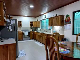 Casa en Venta en Parrita, Puntarenas. RAH 23-1855