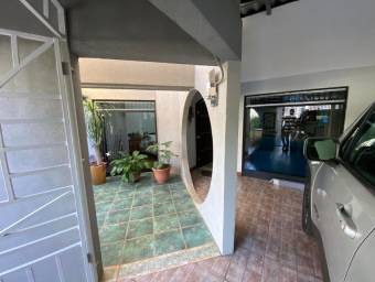 Casa en Venta en Mercedes, Heredia. RAH 23-2040