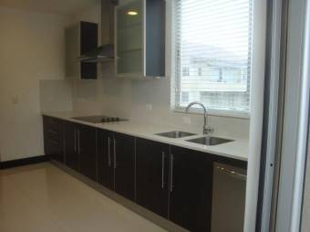 OPORTUNIDAD DE ADQUIRIR BELLO Y EXCLUSIVO APARTAMENTO EN SANTA ANA.  CG #20-1749.