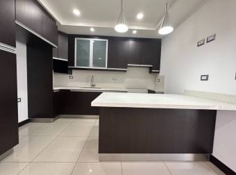 Venta de Casa en Santa Ana, Condominio de solo 44 casas.