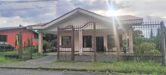 BELLISIMA CASA CON EXCELENTE ESTRUCTURA MUY AMPLIA UBICADA EN GUAPILES.   CG #22-863.