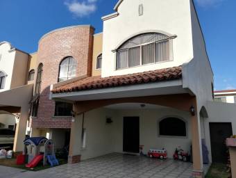 Casa en Venta en Escazú, San José. RAH 23-2112