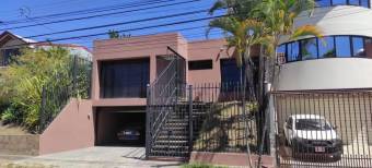 Se vende espaciosa casa con jardín y terraza en Pavas de San José 23-3472