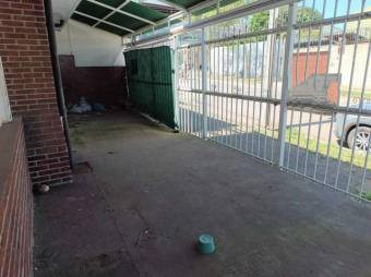 Se vende casa para remodelar con uso de suelo mixto en Zapote de San José 24-920 