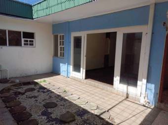 Se vende casa para remodelar con uso de suelo mixto en Zapote de San José 24-920 