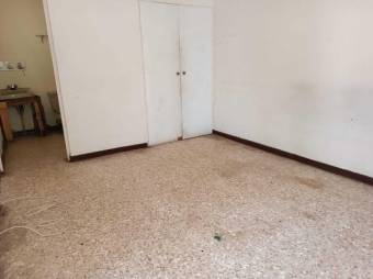 Se vende casa para remodelar con uso de suelo mixto en Zapote de San José 24-920 