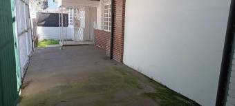 Se vende casa para remodelar con uso de suelo mixto en Zapote de San José 24-920 