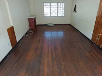 Se vende casa para remodelar con uso de suelo mixto en Zapote de San José 24-920 