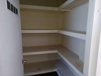 Se vende casa para remodelar con uso de suelo mixto en Zapote de San José 24-920 