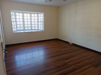 Se vende casa para remodelar con uso de suelo mixto en Zapote de San José 24-920 