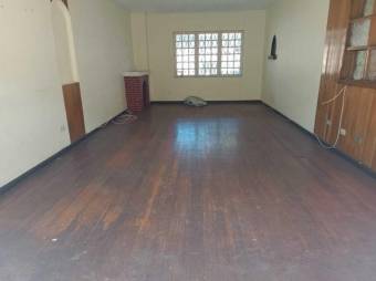 Se vende casa para remodelar con uso de suelo mixto en Zapote de San José 24-920 