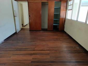 Se vende casa para remodelar con uso de suelo mixto en Zapote de San José 24-920 