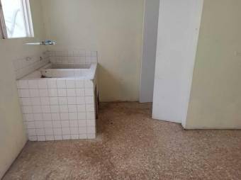 Se vende casa para remodelar con uso de suelo mixto en Zapote de San José 24-920 