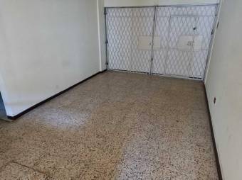 Se vende casa para remodelar con uso de suelo mixto en Zapote de San José 24-920 