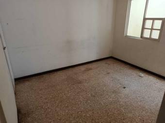 Se vende casa para remodelar con uso de suelo mixto en Zapote de San José 24-920 