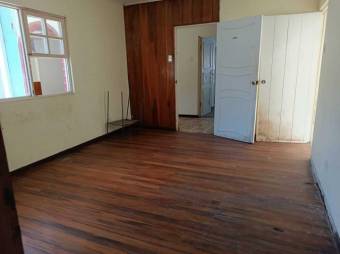 Se vende casa para remodelar con uso de suelo mixto en Zapote de San José 24-920 