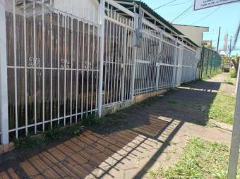 Se vende casa para remodelar con uso de suelo mixto en Zapote de San José 24-920 