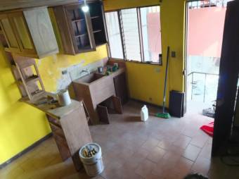 Se vende propiedad con una casa y 2 apartamentos en la Trinidad de Moravia 23-1209