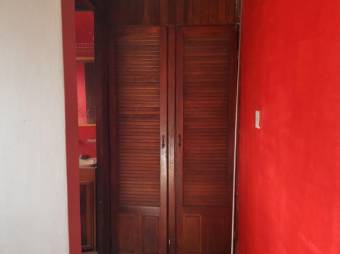 Se vende propiedad con una casa y 2 apartamentos en la Trinidad de Moravia 23-1209