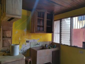 Se vende propiedad con una casa y 2 apartamentos en la Trinidad de Moravia 23-1209