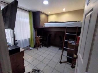 Se vende propiedad con 1 casa y 2 apartamentos en Zapote de San José 23-428