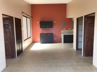 Se vende propiedad con 1 casa y 2 apartamentos en Zapote de San José 23-428