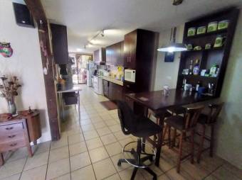 Se vende propiedad con 1 casa y 2 apartamentos en Zapote de San José 23-428