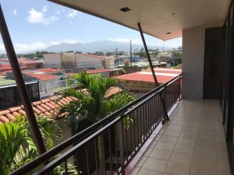 Se vende propiedad con 1 casa y 2 apartamentos en Zapote de San José 23-428