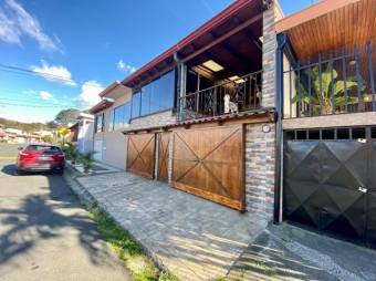 Se vende hermosa casa de 2 niveles en Guadalupe de Goicoechea 23-2174