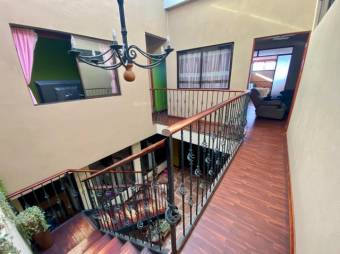 Se vende hermosa casa de 2 niveles en Guadalupe de Goicoechea 23-2174