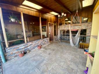 Se vende hermosa casa de 2 niveles en Guadalupe de Goicoechea 23-2174