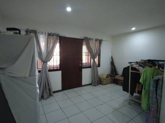 Se vende espaciosa casa con patio y balcon en pavas de San José 24-293 