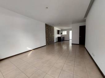 Se alquila espacioso apartamento frente a Hospital metropolitano en Pozos de Santa Ana 24-1126