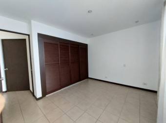 Se alquila espacioso apartamento frente a Hospital metropolitano en Pozos de Santa Ana 24-1126