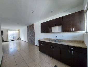 Se alquila espacioso apartamento frente a Hospital metropolitano en Pozos de Santa Ana 24-1126