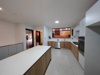 Se vende moderna y espaciosa casa con terraza en Sánchez de Curridabat  24-1101