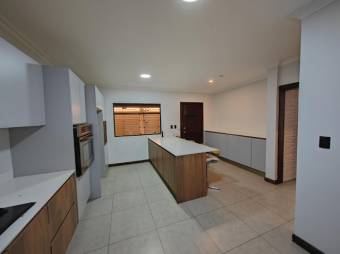 Se vende moderna y espaciosa casa con terraza en Sánchez de Curridabat  24-1101