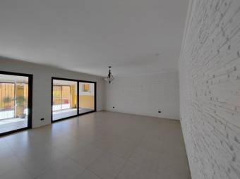 Se vende moderna y espaciosa casa con terraza en Sánchez de Curridabat  24-1101