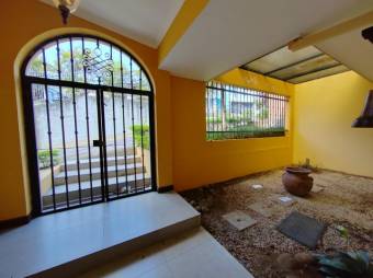 Se vende moderna y espaciosa casa con terraza en Sánchez de Curridabat  24-1101