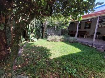 Se vende espaciosa casa con patio y zona BBQ en San Francisco de Heredia 24-784