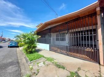 Se vende espaciosa casa con patio y zona BBQ en San Francisco de Heredia 24-784