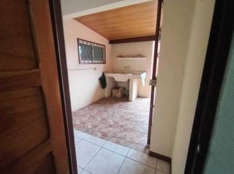 Se vende espaciosa casa junto con apartamento en Hatillo de San José 24-992